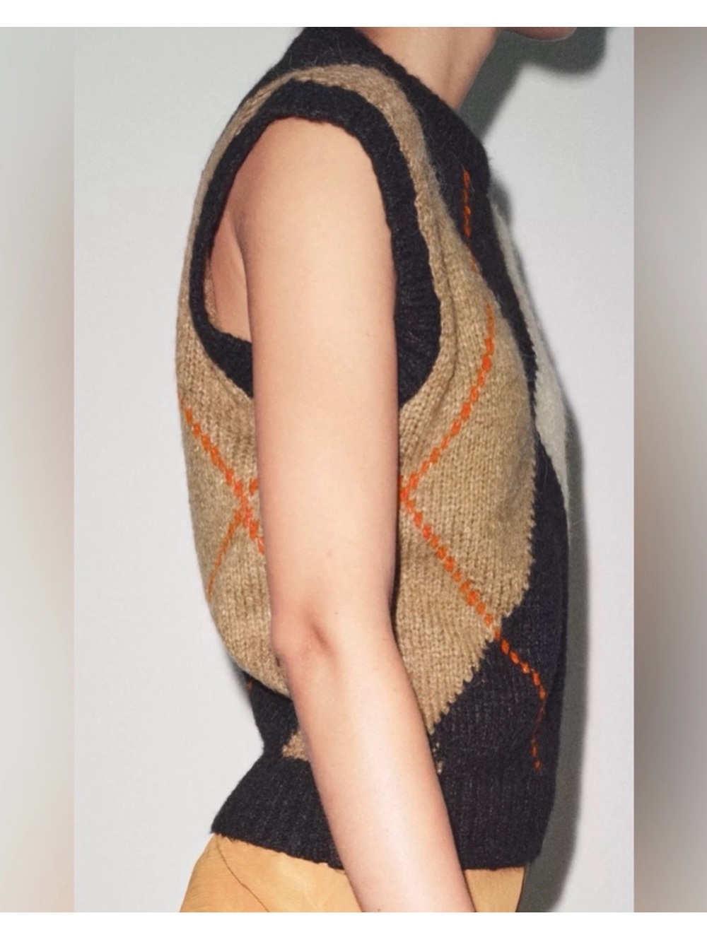 Zara Black, Cream & Brown Argyle Knit Sleeveless Sweater Vest - Picture 2 of 5